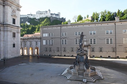Blick auf dem Domplatz mit Mariensäule