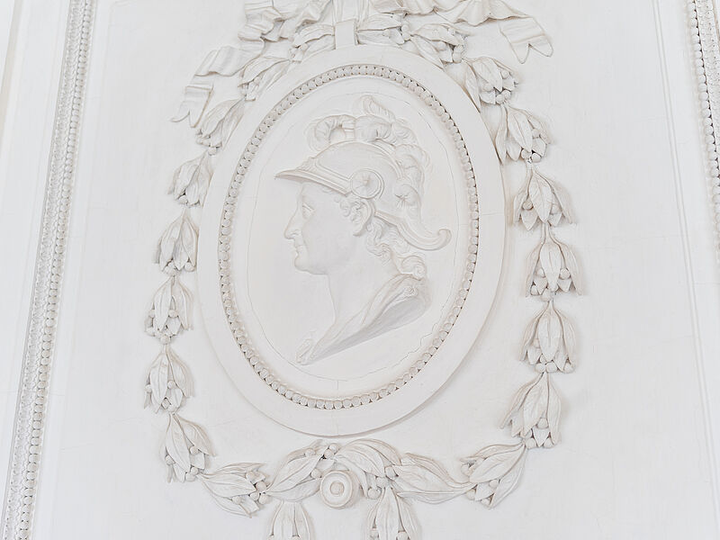 Ovales Stuckmedaillon mit Porträt im Flachrelief: Alexander der Große