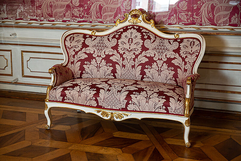 © Residenz zu Salzburg, Prunkräume, Foto: Stürzenbaum Sofa im Barockstil mit roter Damastbespannung