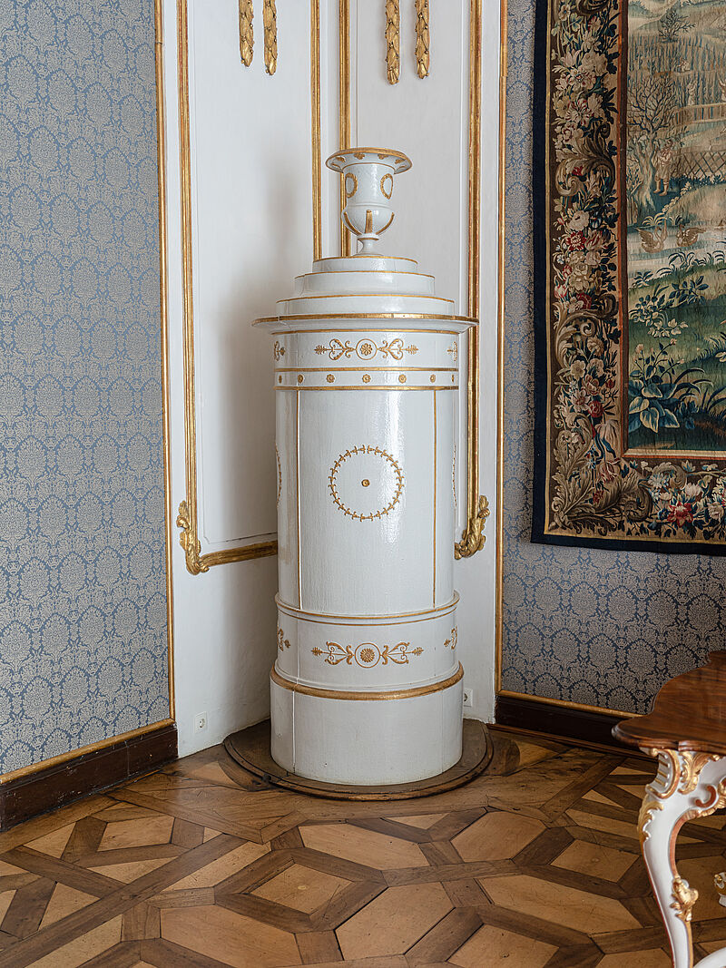 Klassizistischer Prunkofen Blauer Salon
