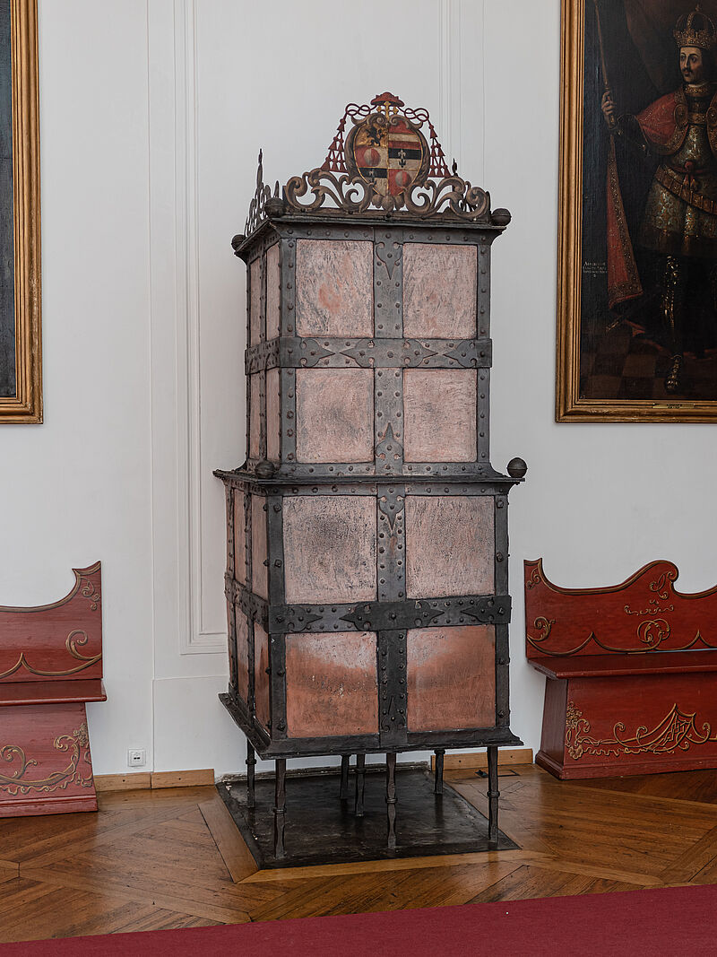 Kachelofen mit Wappen