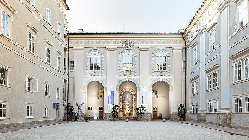 Innenhof mit Arkaden