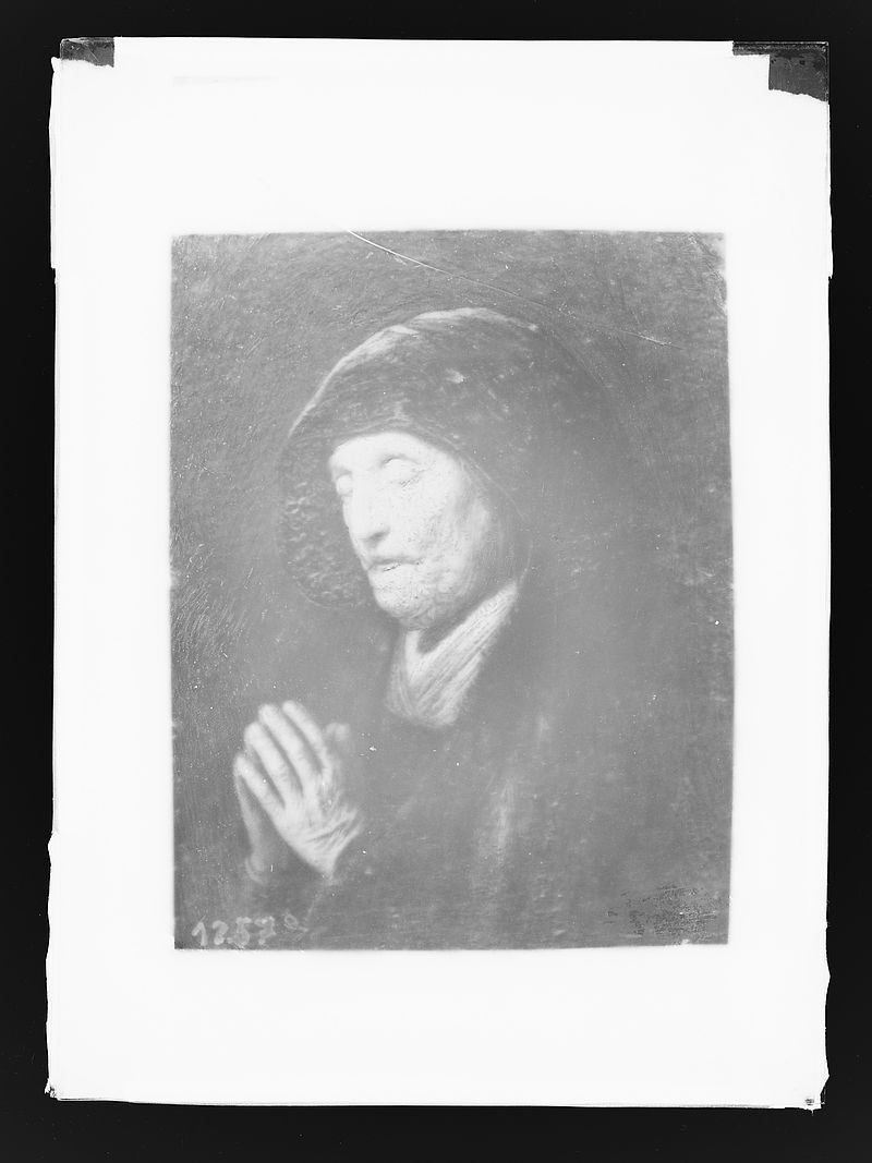 Wolfrum glass plate - Harmensz. van Rijn Rembrandt, Old Woman Praying, Inv.-no. 549
