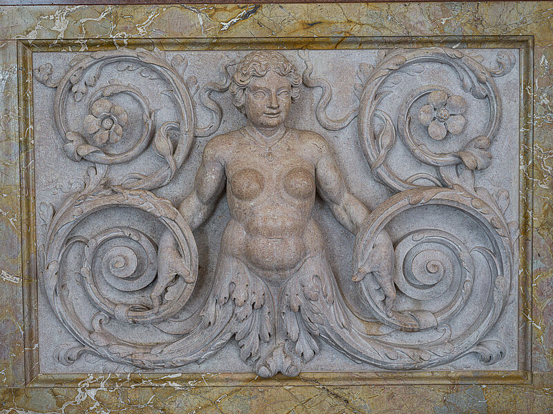 © Residenz zu Salzburg, Prunkräume, Foto: Stürzenbaum Stuckaufsatz Balustrade Marmortor Carabinierisaal Richtung Kaisersaal