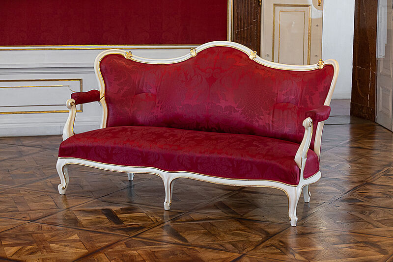 Kanapee im Stil Louis XV mit rotem Seidendamastbezug