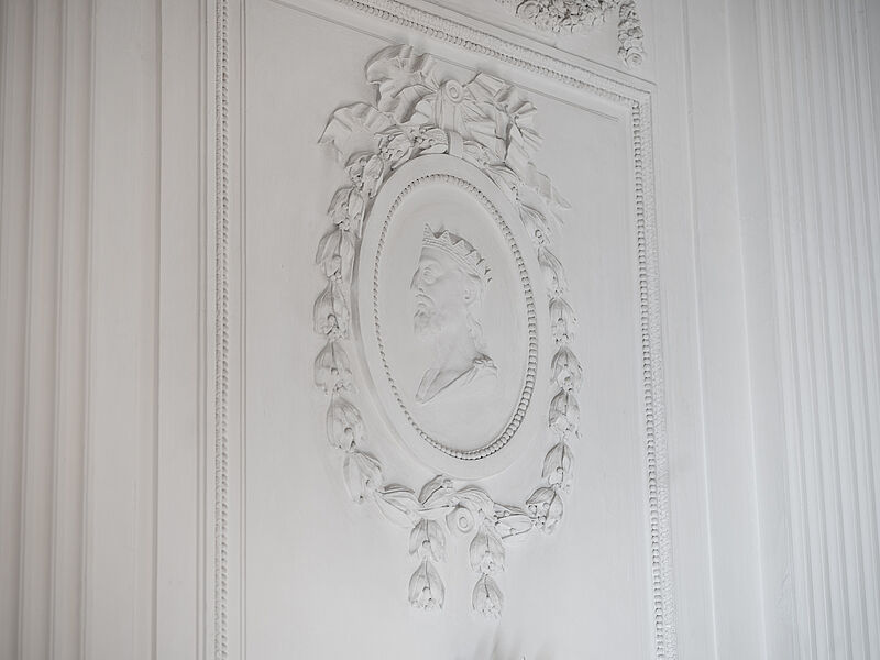 Ovales Stuckmedaillon mit Porträt im Flachrelief: Alexanders Vater König Philipp II.