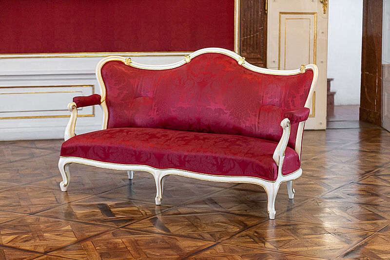 Kanapee im Stil Louis XV mit rotem Seidendamastbezug