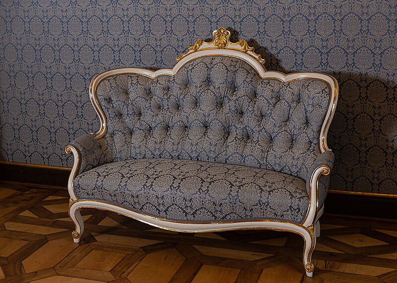 Sofa im Barockstil mit blauer Damastbespannung