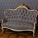 Sofa im Barockstil mit blauer Damastbespannung