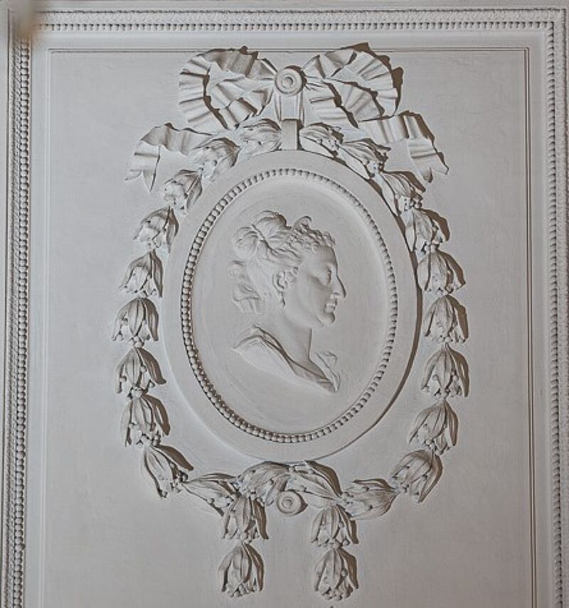 Ovales Stuckmedaillon mit Porträt im Flachrelief: Alexanders Mutter Olympias von Epirus