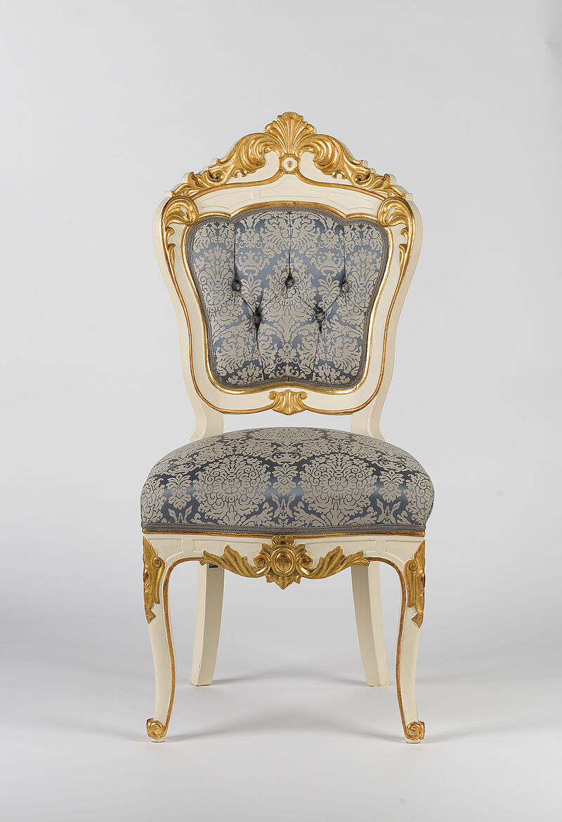 © Residenz zu Salzburg, Prunkräume, Foto: Stürzenbaum Stuhl im Barockstil mit blauer Damastbespannung