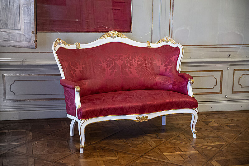 © Residenz zu Salzburg, Prunkräume, Foto: Stürzenbaum Sofa im Barockstil mit geschweiftem Holzgestell
