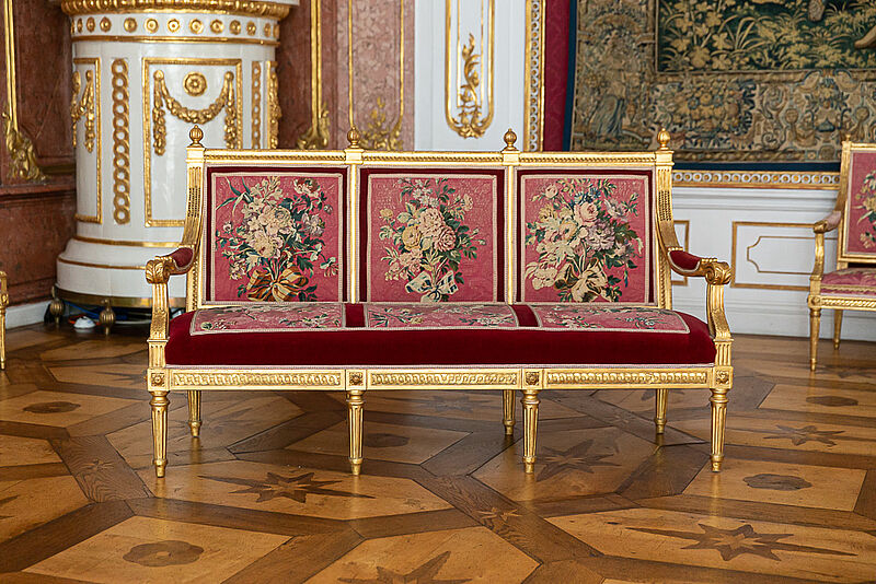 Sitzbank im klassischen Louis XVI Stil rot
