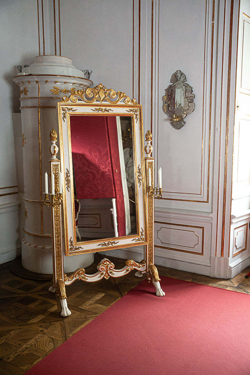 Neobarocker Psychenstandspiegel