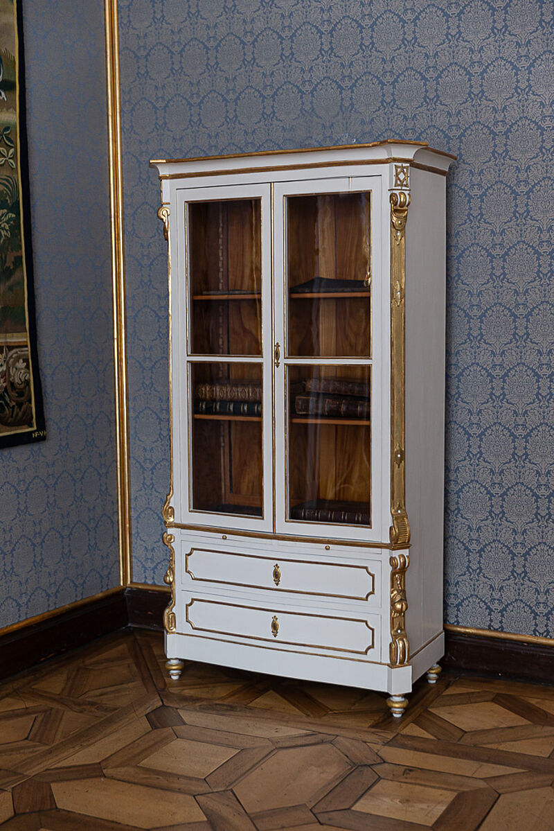 Neobarocke Büchervitrine