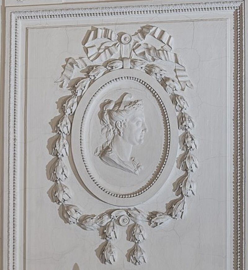 Ovales Stuckmedaillon mit Porträt im Flachrelief: Alexanders Gattin Roxane