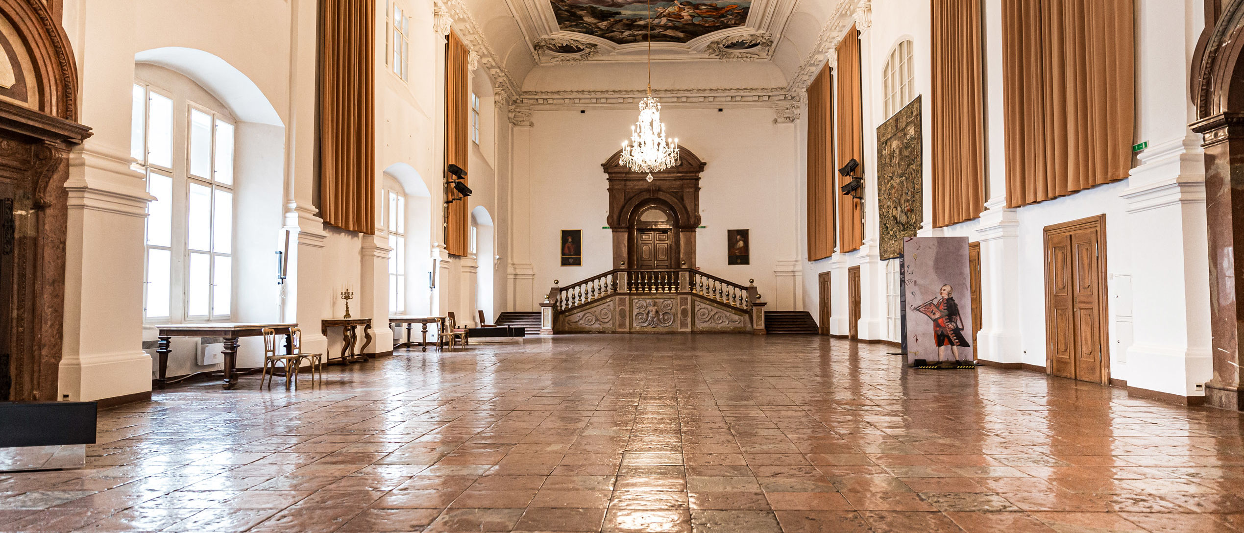 Blick vom Rittersaal in den Carabiniersaal