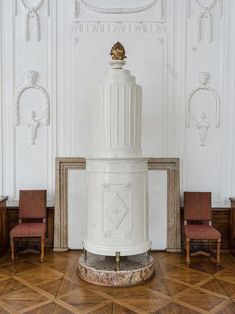 Klassizistischer Prunkofen Rittersaal