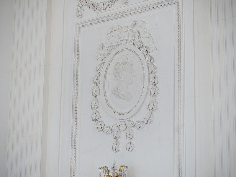 Ovales Stuckmedaillon mit Porträt im Flachrelief: Alexanders Gattin Roxane