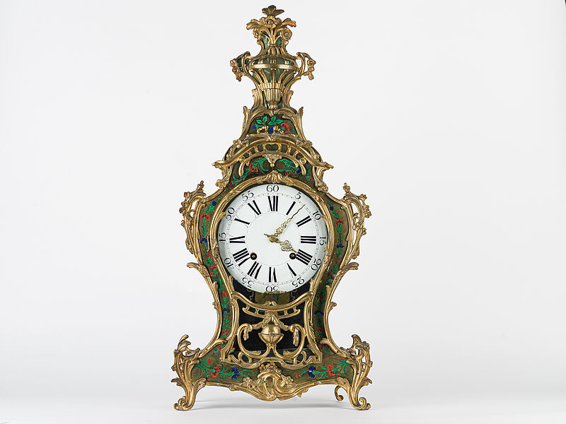 Goldene Uhr mit rot-grün-blauem Dekor