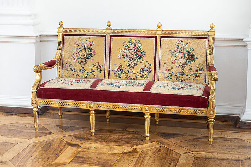© Residenz zu Salzburg, Prunkräume, Foto: Stürzenbaum Kanapee im Stil Louis XVI