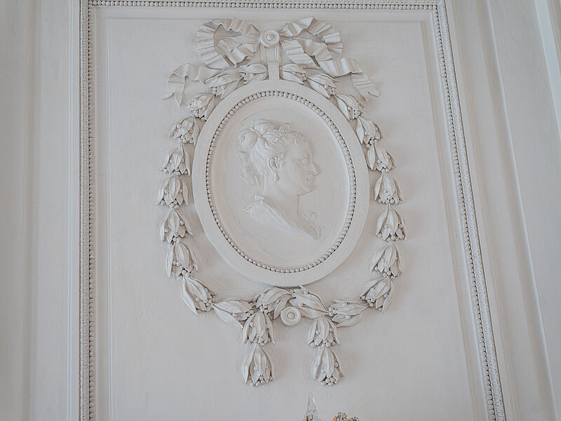 Ovales Stuckmedaillon mit Porträt im Flachrelief: Alexanders Mutter Olympias von Epirus