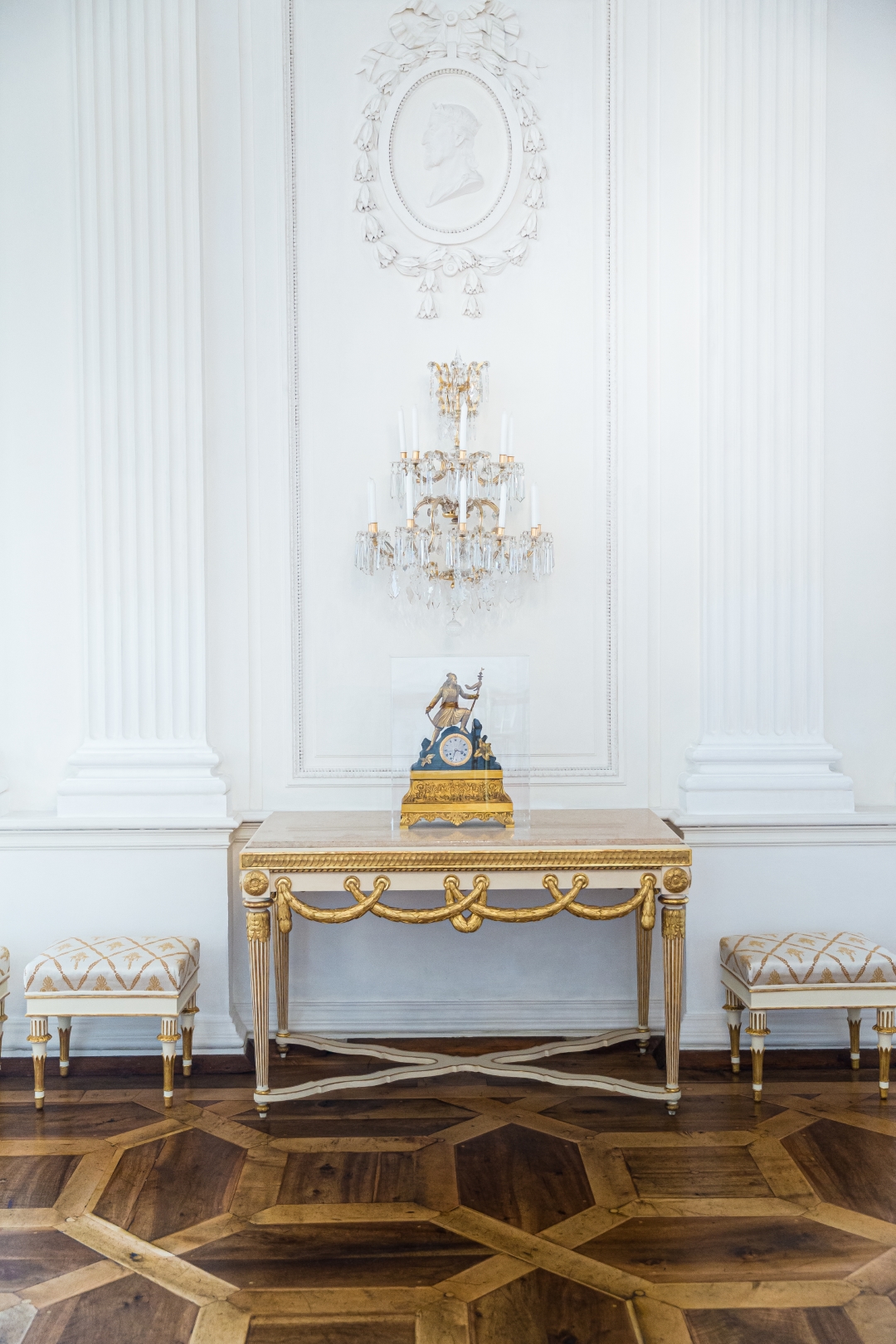 Tisch mit Uhr im Weissensaal