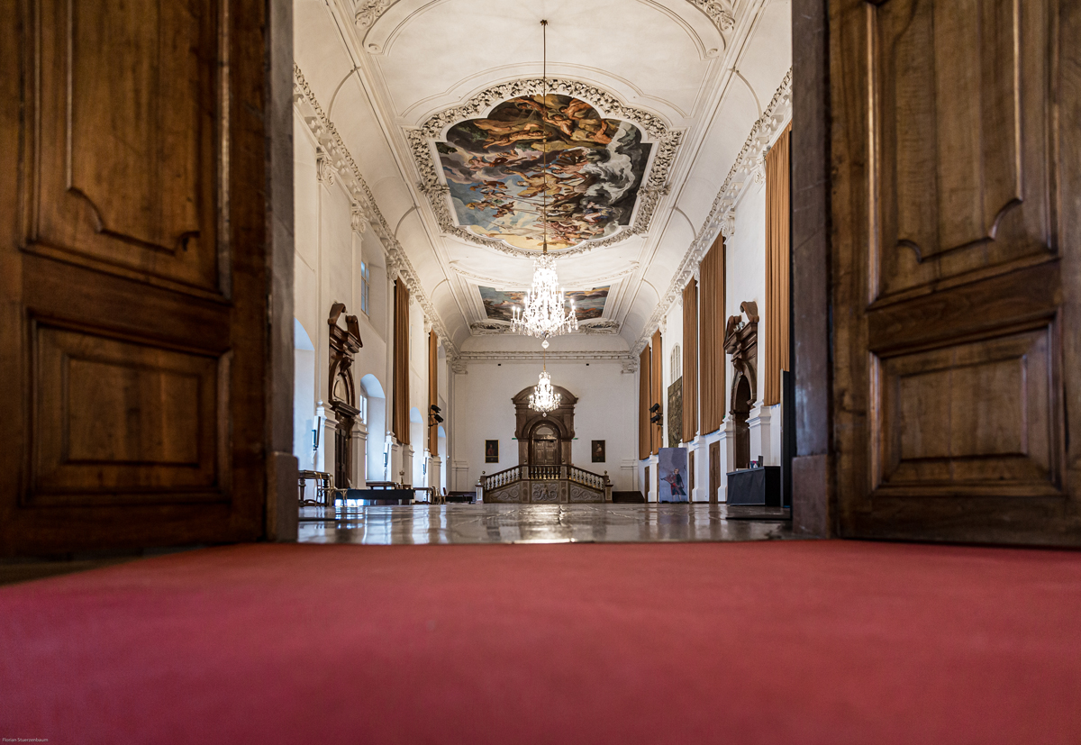 Blick vom Rittersaal in den Carabiniersaal