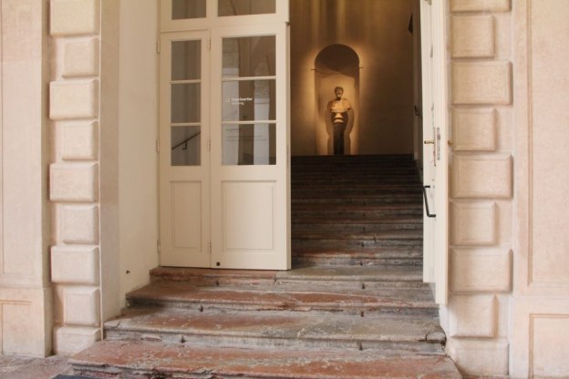 Entrance to the DomQuartier under the arcades to the left