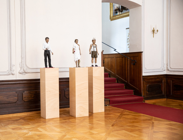 Stephan Balkenhol. Là ci darem la mano …, Grüner Salon in den Prunkräumen der Residenz © Stephan Balkenhol, Bildrecht, Wien 2026, Stürzenbaum
