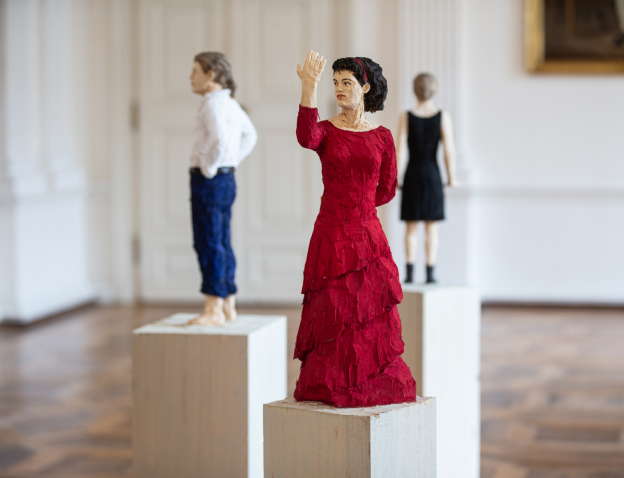 Stephan Balkenhol. Là ci darem la mano …, Weisser Saal in den Prunkräumen der Residenz © Stephan Balkenhol, Bildrecht, Wien 2026, Stürzenbaum