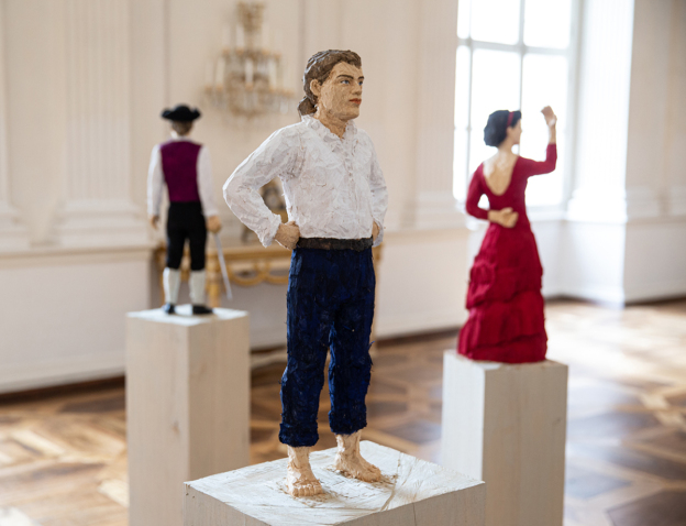 Stephan Balkenhol. Là ci darem la mano …, Weisser Saal in den Prunkräumen der Residenz © Stephan Balkenhol, Bildrecht, Wien 2026, Stürzenbaum