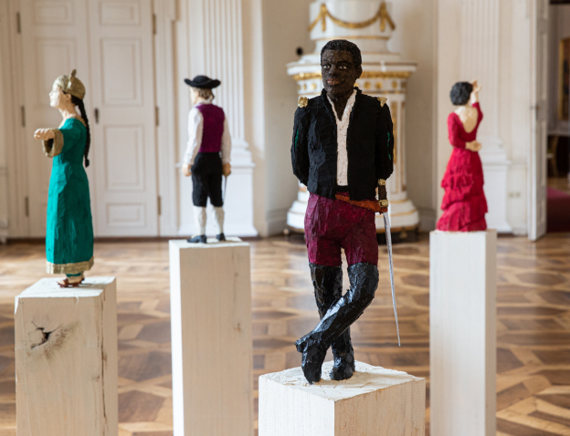 Stephan Balkenhol. Là ci darem la mano …, Weisser Saal in den Prunkräumen der Residenz © Stephan Balkenhol, Bildrecht, Wien 2026, Stürzenbaum