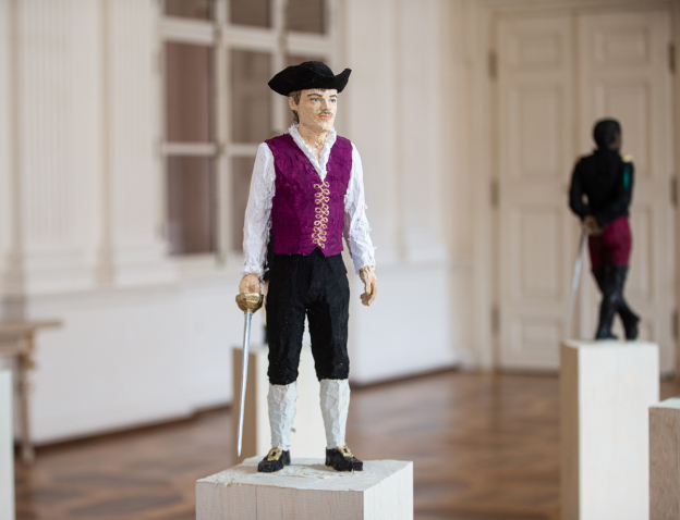 Stephan Balkenhol. Là ci darem la mano …, Weisser Saal in den Prunkräumen der Residenz © Stephan Balkenhol, Bildrecht, Wien 2026, Stürzenbaum