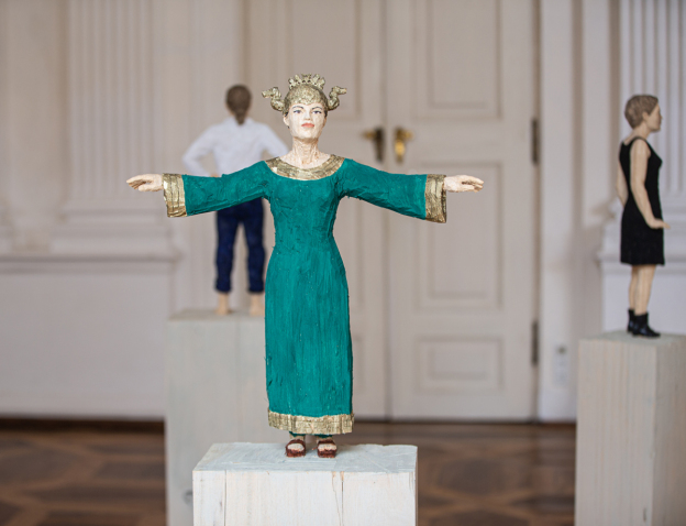Stephan Balkenhol. Là ci darem la mano …, Weisser Saal in den Prunkräumen der Residenz © Stephan Balkenhol, Bildrecht, Wien 2026, Stürzenbaum