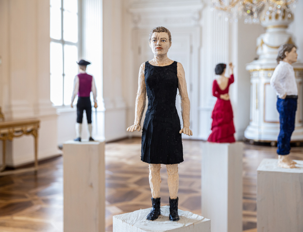 Stephan Balkenhol. Là ci darem la mano …, Weisser Saal in den Prunkräumen der Residenz © Stephan Balkenhol, Bildrecht, Wien 2026, Stürzenbaum