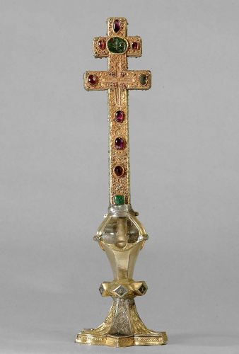 Reliquary Cross with two arms, 1090/1110, base 1325/1350, Hungary, gold, silver, partly gilded, filigree, jasper inlay (scene with riders), enamel, gemstones, rock crystal, inv.no. Kr 27, ©Dommuseum, J. Kral