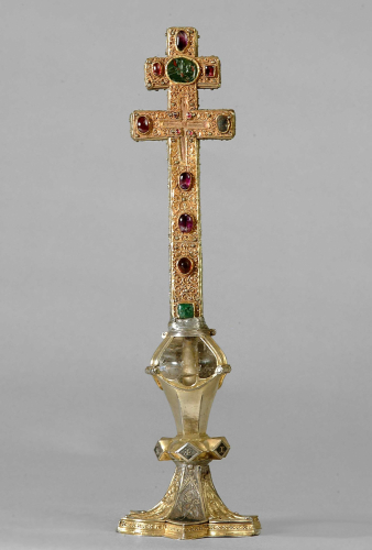 Doppelarmiges Reliquienkreuz, 1090/1110, Fuß 1325/1350, Ungarn, Gold, Silber, tlw. vergoldet, Filigran, Jaspis-Intaglio (Reiterszene), Email, Edelsteine, Bergkristall, Inv.Nr. Kr 27, ©Dommuseum, J. Kral