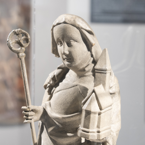 Hl. Erentrudis, 3. Viertel 14. Jh. Gussstein vollrund, überarbeitet mit grauer Ölfarbe