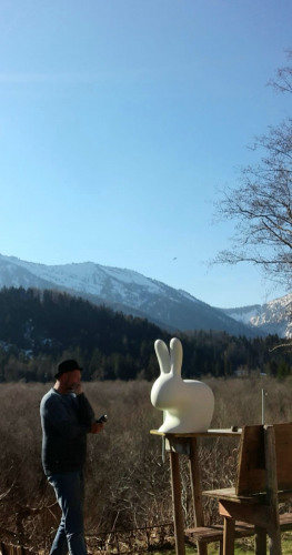 Künstler Florian Köhnlein mit Hase in der Natur