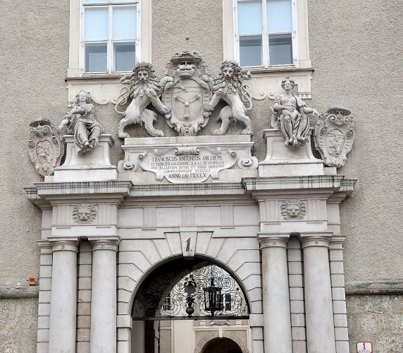 Detail des Hauptportals der Residenz mit Wappen