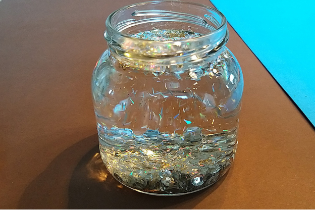 Schritt 4: Mit destillierten Wasser aufgießen.  Das Glas dabei aber nicht ganz vollfüllen,  da die Figuren das Wasser sonst zum Überlaufen bringen.