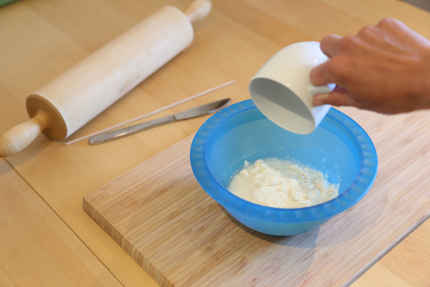 Gib das Salz zusammen mit dem Mehl in die Schüssel und vermische es mit dem Wasser.