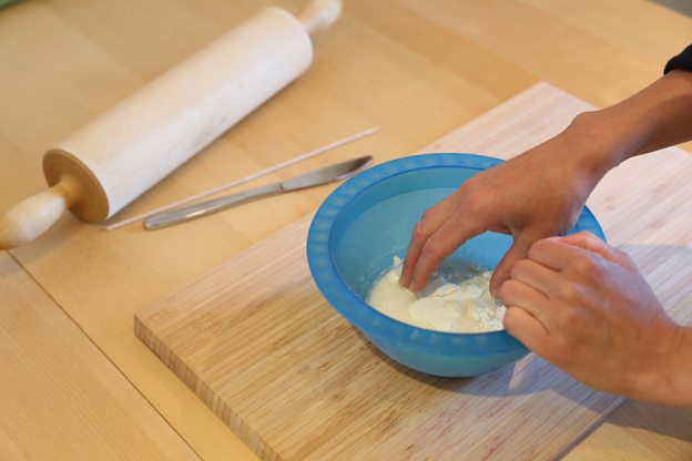 Alles gut zu einem gleichmäßigen Teig verkneten und schon ist der Salzteig fertig für die Verarbeitung. Sollte der Teig zu weich sein, gib etwas Mehl dazu. Ist er zu trocken, kommt etwas Wasser dazu.