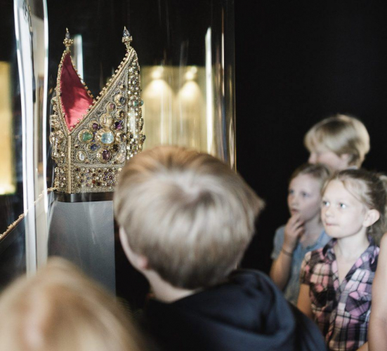 Kinder entdecken die Schätze des Museums St. Peter, wie etwa die prachtvolle Keutzl-Mitra