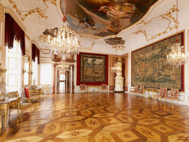 The most magnificently furnished hall for demonstrating power © SBSB