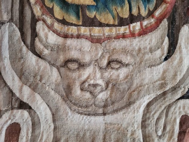 Tapisserie II, Bordüre rechts oben, Maskaron nach der Nähkonservierung