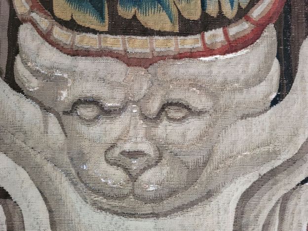 Tapisserie II, Bordüre rechts oben, Maskaron vor der Nähkonservierung
