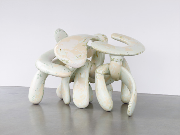 Tony Cragg, Distant Cousins 2021.  Fiberglass, 220 x 330 x 260 cm © Michael Richter