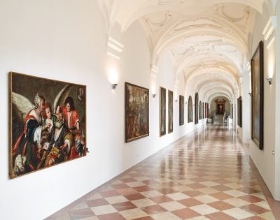 Lange Galerie mit Gemälden aus der St. Peter Sammlung